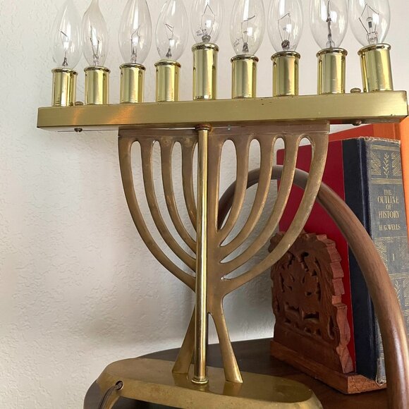 Vintage Brass Electric Menorah Lamp With 9 Bulbs & Sturdy Base - Picture 8 of 14